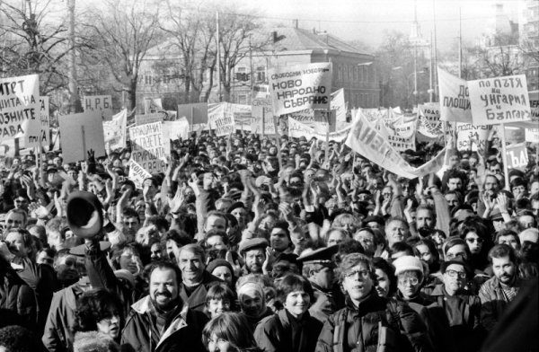 Първият масов опозиционен митинг - около 50 000 души изпълват площада пред "Св. Александър Невски". Снимка: Булфото
