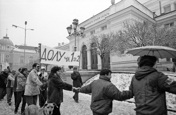 14 декември 1989 - площад "Народно събрание". Митинг за отмяна на чл.1 от Конституцията. Снимка: Булфото