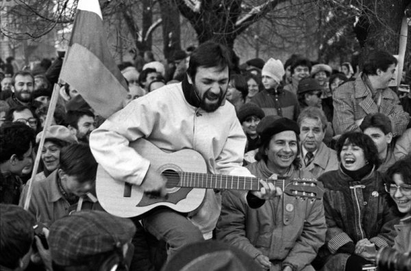 Пл. Св. Александър Невски. Новогодишен митинг. Ачо Джендема с изпълнението си предизвиква усмивки у Михаил Неделчев и Пепа Николова. Снимка: Булфото