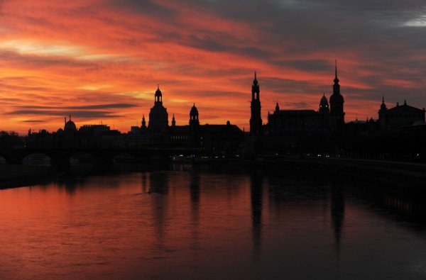 Красив есенен изгрев на фона на град Дрезден, Германия. Снимка: БТА
