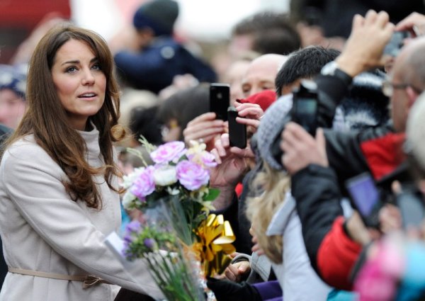 Херцогинята на Кембридж Кейт Мидълтън поздравява местните хора в Кембридж, Великобритания. Снимка: БТА