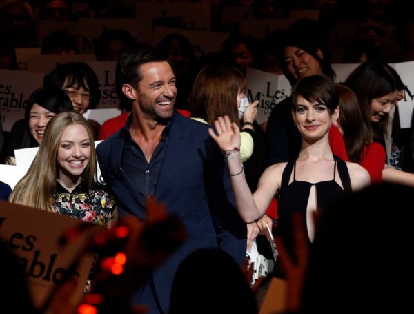 Актьорите Аманда Мишел Сийфрид, Хю Джакман и Ан Хатауей на премиераата на „Клетниците“ в Токио. Снимка: Reuters