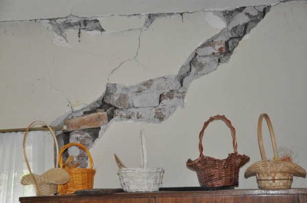 Щетите от земетресението в Пернишко. Снимка: Булфото