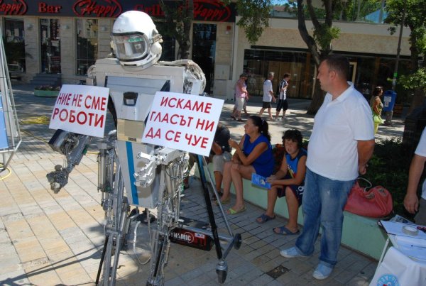 Левицата успя да събере подписите за референдум. Снимка: Булфото