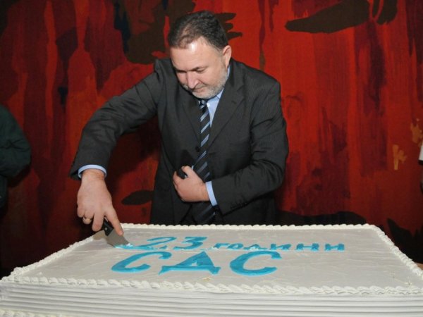 Ще разреже ли Кабаиванов и друга торта за рожден ден на СДС? Снимка: Булфото