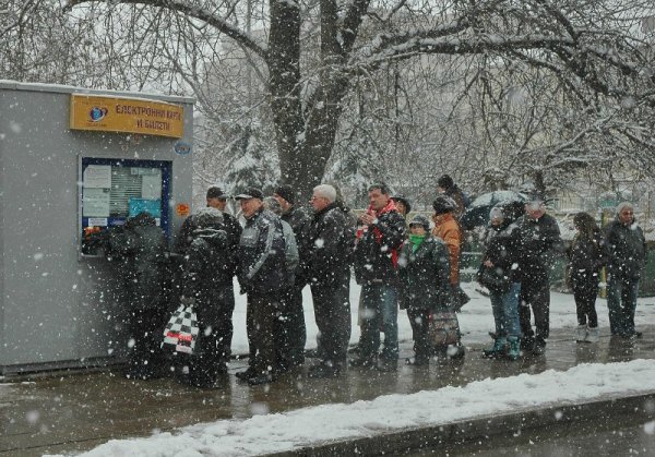 Снегът не отказа граждани, които чакаха на опашка пред бюро за издаване на абонаментни карти за градския транспорт на столичния булевард "Янко Сакъзов". Снимка: Булфото