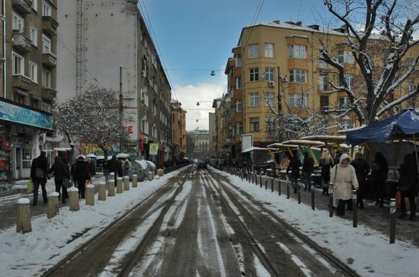 Завръщането на зимата не смути търговците по столичната улица "Граф Игнатиев". Снимка: Булфото