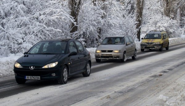 В Шумен снежната покривка достигна 25 сантиметра. Фирмата по чистота още в 22 часа снощи започна почистването на пътищата в града. Снимка: БТА