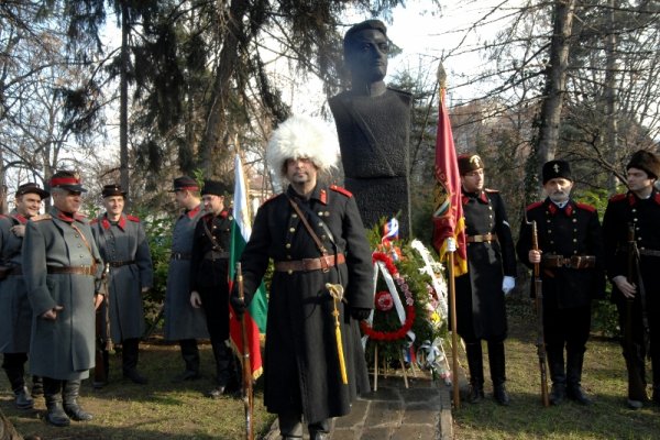 Пловдив отбеляза 135 години от Освобождението си пред паметника на генерал Бураго в Дондуковата градина. Събитието бе отбелязано с едноминутно мълчание в памет и преклонение пред подвига на руските войски. Снимка: Impact Press Group
