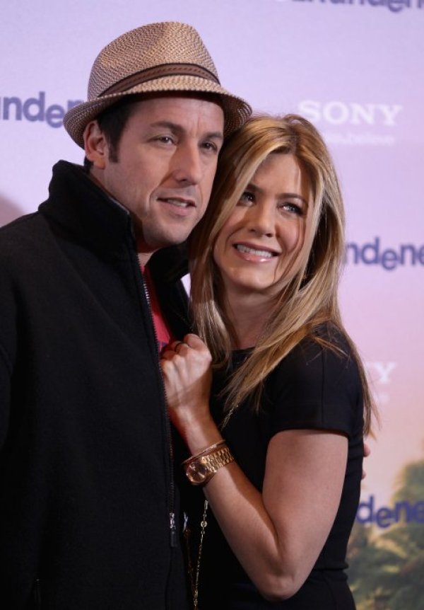 Дженифър Анистън и Адам Сандлър - $103 милиона само в САЩ.
Комедийният усет на Дженифър Анистън помогна да изстреля филма &bdquo;Жена назаем&ldquo; над типичната за Адам Сандлър комедия. Снимка: Getty Images/Guliver Photos