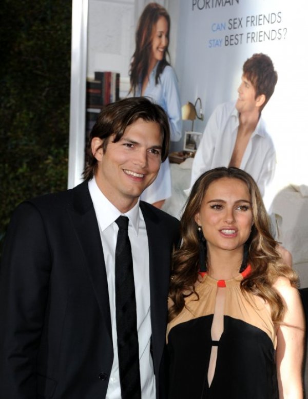 Натали Портман и Ащън Кътчър - $71 милиона печалба в Щатите. 
През 2011 г. два филма за мъже и жени, които се опитват да се ограничават само във физически взаимоотношения станаха хитове на екрана. &bdquo;Просто секс&ldquo; с Натали Портман и Ащън Кътчър е по-добрият филм. Другият с Мила Кунис и Джъстин Тимбърлейк печели $56 милиона. Снимка: Getty Images/Guliver Photos