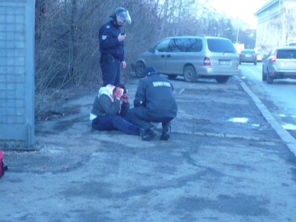 Пострадалият младеж получава медицинска помощ. Снимка: Dnes.bg