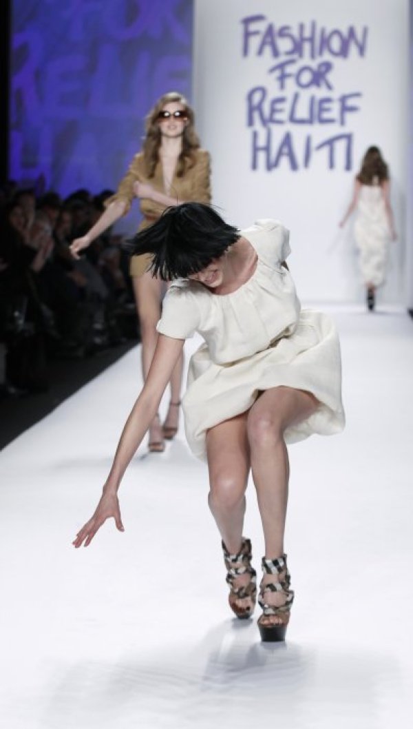 И на най-добрите се случва - супермоделът Агинес Дейн се преби по време на седмицата на модата в Ню Йорк през 2010 Снимка: Reuters