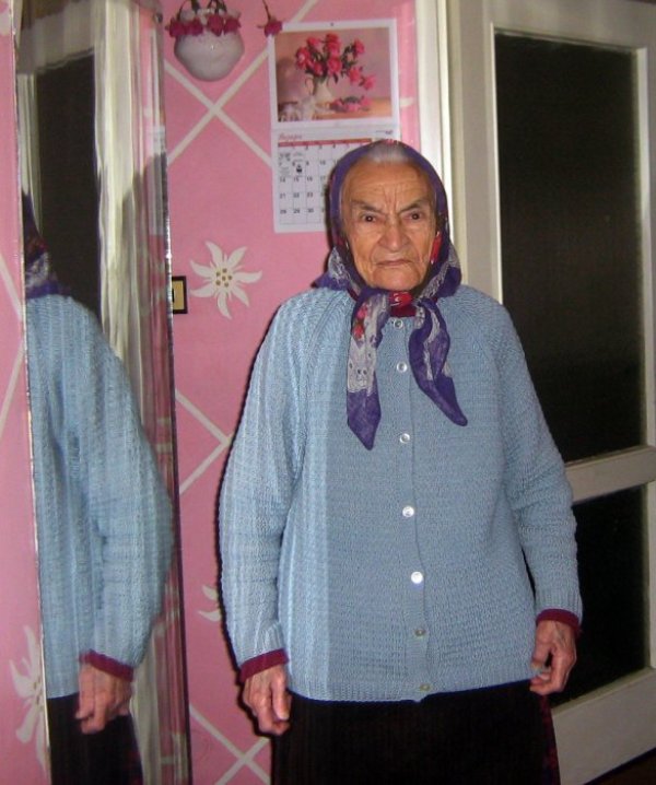Стотен рожден ден празнува Търса Дойчинова Цикова от Перник. Столетницата е кореняк перничанка, радва се на син и дъщеря, четирима внуци и също толкова правнуци. Въпреки напредналата си възраст баба Търса е на крак, здрава е, яде всичко, обслужва се сама. Снимка: БТА