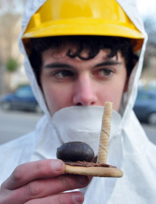 Активисти от Обществен център за околна среда и устойчиво развитие във Варна построиха 200 "ядрени централи" от бисквити и шоколад. Целта на акцията е да се запознаят гражданите с опасностите от строежа на АЕЦ "Белене". По- късно сладките централи бяха раздадени на минувачите и излапани. Снимка: БТА