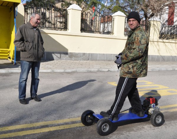 Хасковлията Антон Ангелов сам си е измайсторил скейтборд с двигател от моторна резачка от 38 кубически сантиметра и мощност 2.5 конски сили. Забавното возило се управлява с джойстик в ръка и изминава почти 100 километра с литър бензин. Снимка: БТА