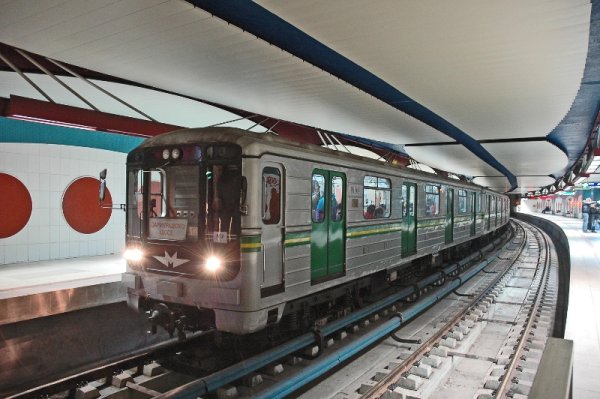 Някои от мотрисите са с нови цветови схеми, разработени от "Метрополитен". Снимка: Булфото