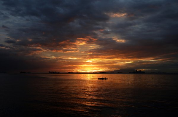 Залез над водата на залива в Манила, Филипините. Снимка: БТА