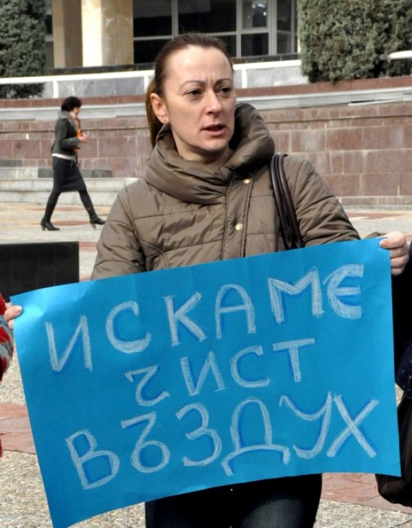 В Стара Загора майки с деца, организирани от гражданско сдружение &quot;За чист въздух над Стара Загора&quot;, протестираха пред сградата на Общината. Снимка: БТА