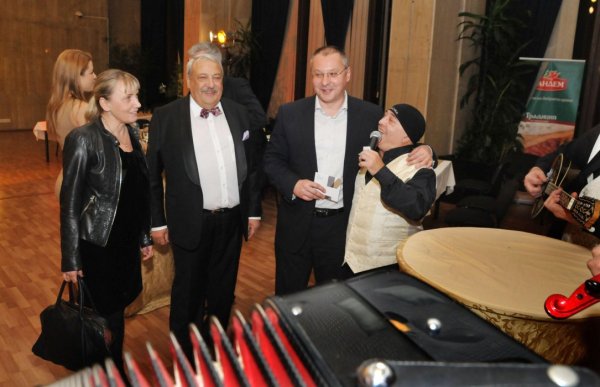 Елена Йончева, Иван Гарелов, Сергей Станишев и оркестър "Каручка" Снимка: Булфото