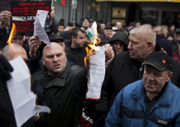 Протестиращи срещу сметките на тока в София. Снимка: Булфото