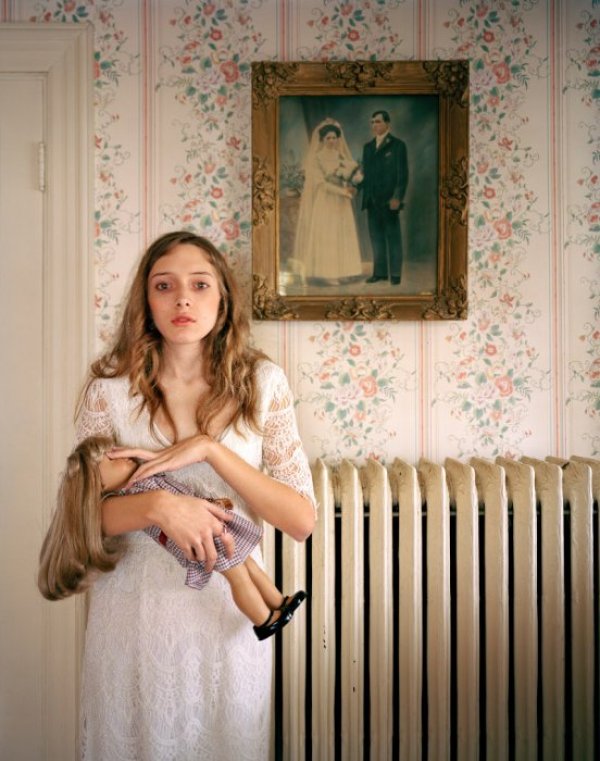 Трета награда в категорията &quot;Портрети на хора&quot; - Кайла позира с куклата си, която е направена така, че да прилича на Кайла Снимка: БТА