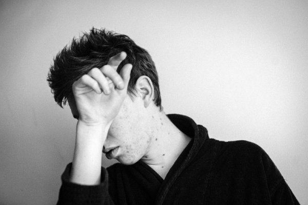 Трета награда в категорията "Хора - портретни истории" - Мартин е живял 10 години с баща си. Пред две години се връща с малка чанта, без работа и образование при майка си Снимка: БТА