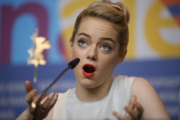 Актрисата Ема Стоун говори пред журналисти на пресконференция в Берлин. Снимка: БТА