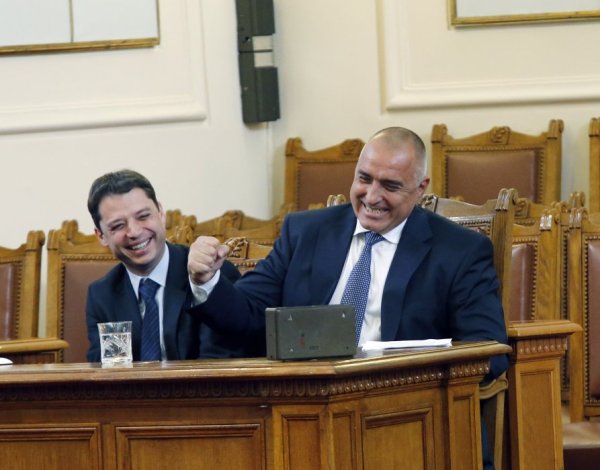 Бойко Борисов и министър Делян Добрев в парламента. Снимка: БТА