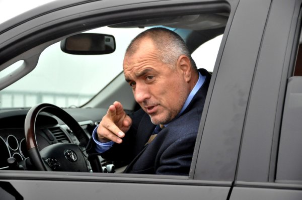 Бойко Борисов се подава през прозореца на джипа си. Снимка: БТА