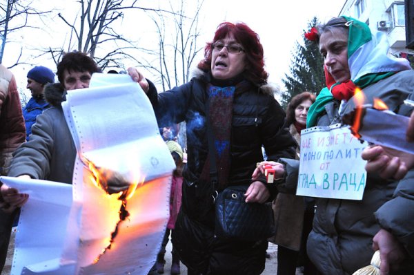 Около 300 души излязоха да протестират днес пред сградата на &bdquo;Топлофикация&rdquo; във Враца. Някои от присъстващите запалиха сметките си за парно, след което в шествие тръгнаха по улиците на града и за кратко блокираха движението по булевард &bdquo;Демокрация&rdquo;. Снимка: БТА