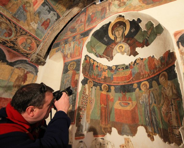 Приключи реставрацията на църквата &quot;Св. Георги&quot; в Арбанаси. Обновяването на храма е по европейски проект, който стартира в началото на юни 2009 година с продължителност 36 месеца. Финансирането в размер на около 900 000 лв. бе осигурено по Оперативна програма &bdquo;Регионално развитие&quot;. Снимка: БТА