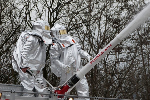 Русенските огнеборци вече са сред най-добре оборудваните звена в страната. Това стана ясно при демонстрацията на новото оборудване, което беше представено днес. Сред новата техника са два противопожарни автомобила среден клас, с повишена проходимост, на стойност близо 1,2 млн.лв., индивидуални защитни средства, въздушни апарати с телеметрия, както и оборудване за Центъра за дихателна зашита. Снимка: БТА
