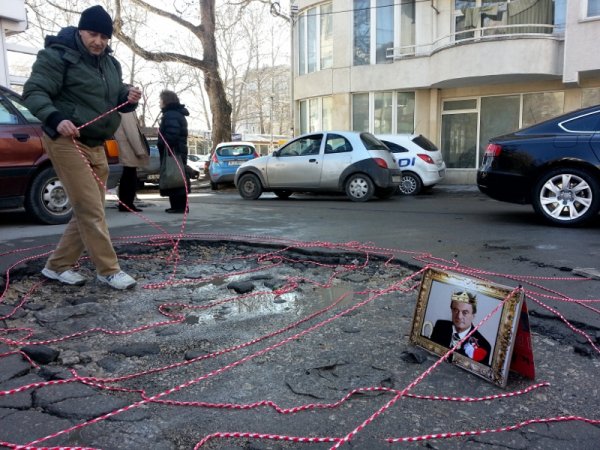 Варненец реши по нестандартен начин да поздрави кмета на Варна Кирил Йорданов по случай баба Марта. Той сложи портрета на кмета в дупка на територията на Окръжна болница, след което уви около нея 50-метрова мартеница. Снимка: Impact Press Group