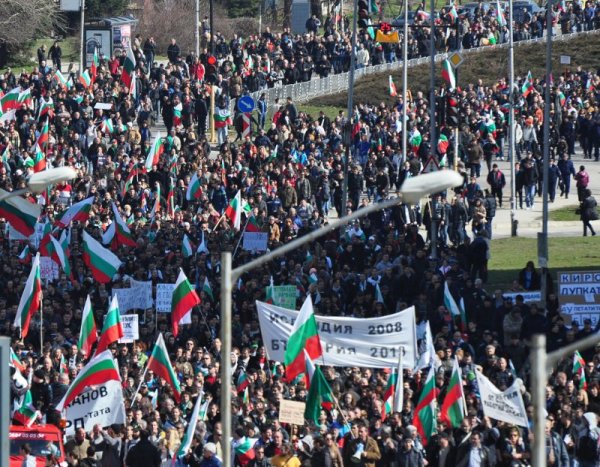 Над 50 хиляди души протестираха във Варна. Снимка: Булфото