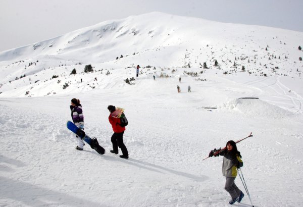 Снегът и белият цвят продължават да властват високо в Пирин и на бялата зимна приказка под връх Безбог в началото на март се наслаждават много любители на планината, скиори и сноубордисти. Снимка: БТА