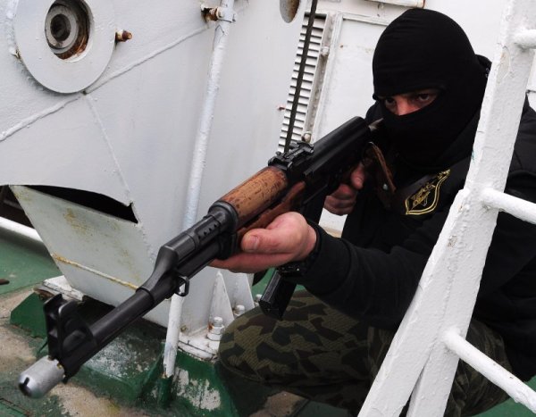 Тактическо учение за защита при нападение от пирати, взрив и пожар на кораб, ранен на борда, тактическо позициониране и стрелба се проведе в района на Пункт за базиране &ndash; Варна. Снимка: БТА