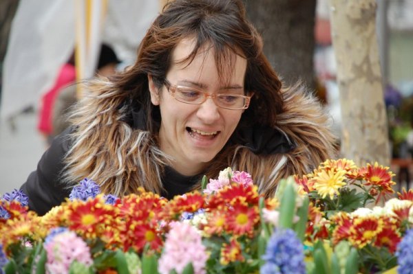 Хора бързат да купят цветя по случай утрешния празник осми март в Свиленград. Снимка: БТА