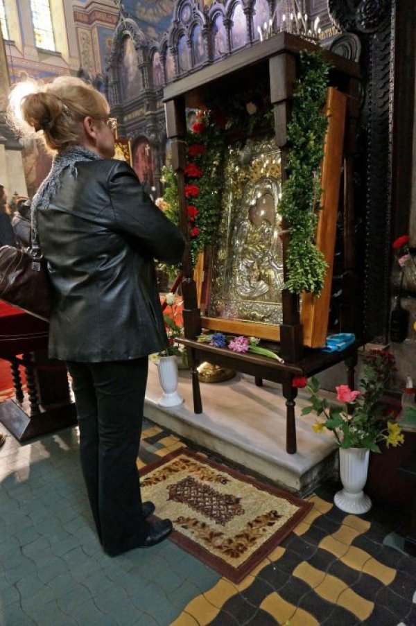 Тази сутрин иконата &quot;Пресвета Богородица - Достойно есть&quot;&nbsp; пристигна в катедралния храм &quot;Св. Успение Богородично&quot; във Варна. В морската столица иконата ще остане за поклонение до 13 март, вечерта. Снимка: Булфото