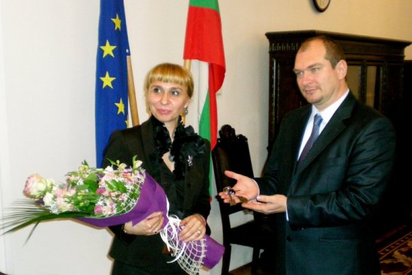 Новият служебен правосъден министър Драгомир Йорданов пое поста от Диана Ковачева. Тя символично му връчи ключа от сейфа, в който се съхранява Държавният печат. Снимка: БТА