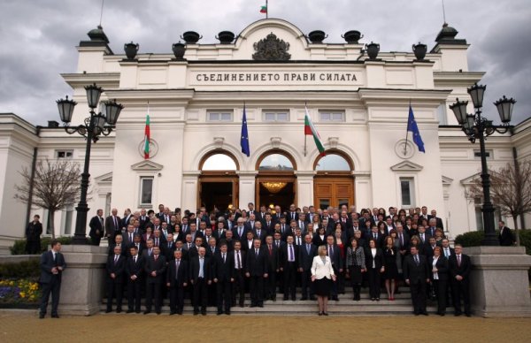 Заключителното заседание на 41-вото Народно събрание бе с единствената  точка в дневния ред - изявления на парламентарните групи и на  председателя на НС Цецка Цачева. След изказванията председателят на  Парламента удари за последно звънеца и закри заседанието. Снимка: БТА