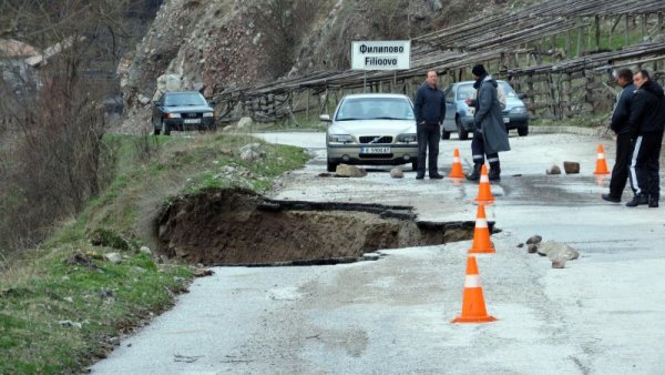 След проливните дъждове през последното денонощие придошлата река Градешница е отнесла част от шосето между селата Филипово и Осеново и движението на автомобили между двете села временно е спряно. Снимка: БТА