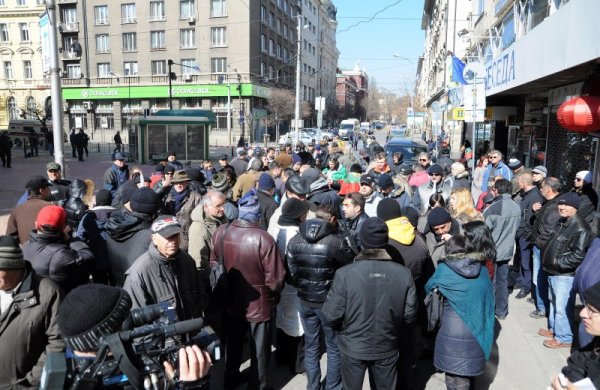 Около 100 души се събраха пред икономическото министерство в София. Снимка: Булфото