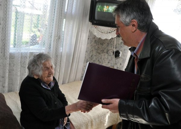 100 години навършва днес Станка Василева от ловешкото село Умаревци. Тя отглежда син и дъщеря, от които има пет внука, десет правнука и девет праправнучета. В село Умаревци живее при дъщеря си от 13 години.  Снимка: Булфото
&nbsp;