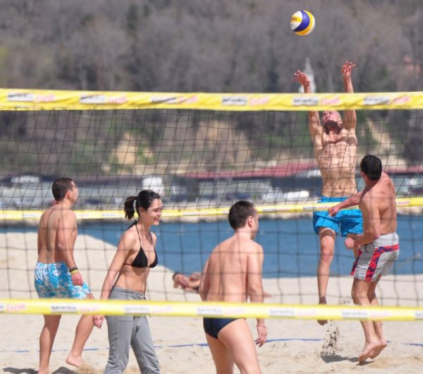 Любителите на плажния волейбол във Варна се радват на приятното време на плажа в морската столица. Снимка: Булфото