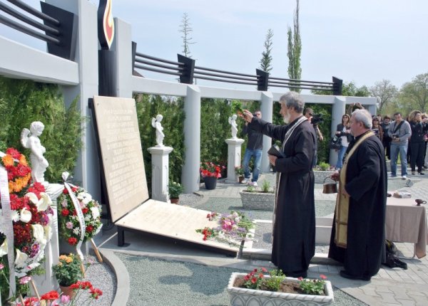 Мемориален комплекс в памет на шестте загинали при катастрофата на Великден 2011-та година в Симеоновград бе открит и осветен от архиерейския наместник на Харманлийска духовна епархия отец Атанасий Странски. Комплексът е изграден от спонсори и дарители. Снимка: БТА