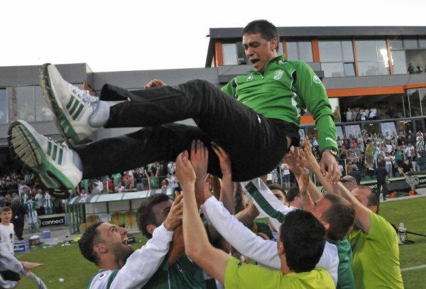 Футболистите на Берое хвърлят във въздуха своя треньор Петър Хубчев, след като току-що са спечелили Купата на България след победа с дузпи пад Левски. Снимка: Булфото