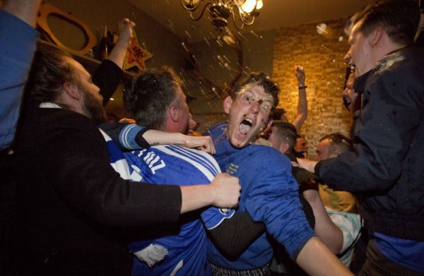 Огромна радост имаше и сред феновете на Челси. Английският отбор победи с 2:1 Бенфика във финала на Лига Европа и спечели турнира за щастие на хилядите си привърженици. Снимка: Reuters