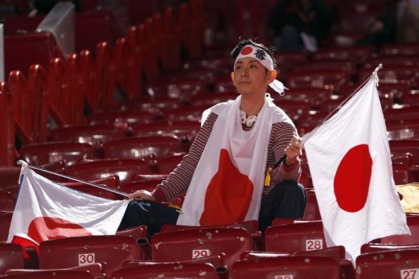 Колоритен японец подкрепя отбора на своята страна по време на Световното първенство по тенис на маса в Париж. Снимка: Reuters