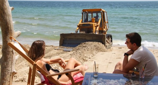 С помощта на булдозер започна заравняването на централния плаж във Варна. Концесионерите все още са в подготовка за новия сезон. Тепърва предстои монтирането на чадърите и осигуряването водни спасители. Снимка: Impact Press Group